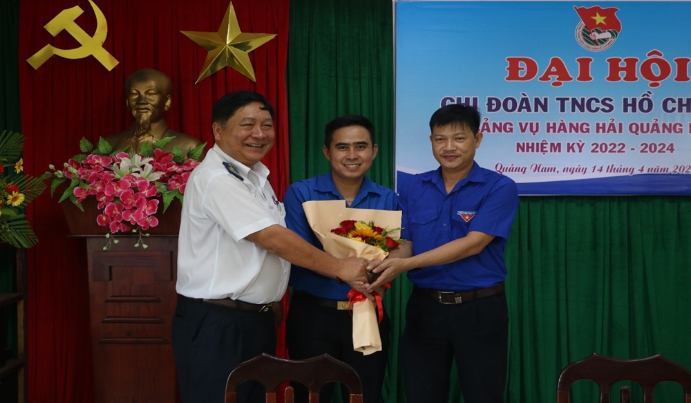 Giám đốc Cảng vụ Hàng hải Quảng Nam – tặng hoa chúc mừng đồng chí Bí thư, Phó Bí thư nhiệm kỳ mới 2022-2024