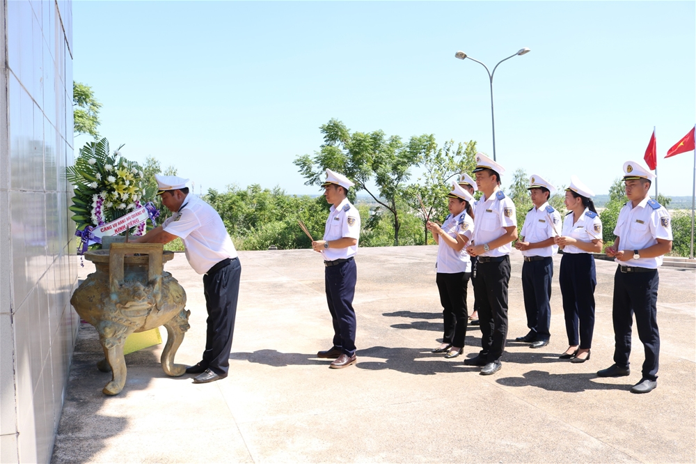 DÂNG HOA, DÂNG HƯƠNG TƯỞNG NIỆM TẠI TƯỢNG ĐÀI CHIẾN THẮNG NÚI THÀNH