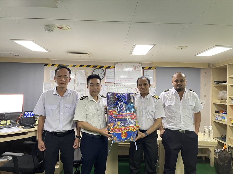CẢNG VỤ HÀNG HẢI QUẢNG NAM THĂM CHÚC TẾT TÀU CNC PLUTO NGÀY ĐẦU NĂM MỚI ẤT TỴ