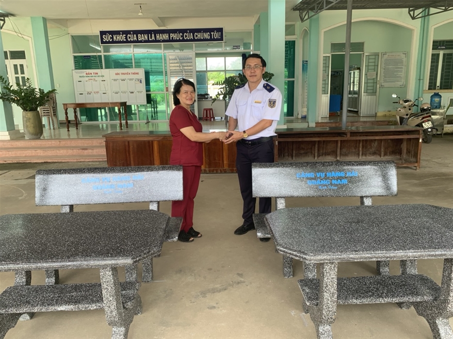 CVHH Quảng Nam tặng 02 bộ bàn ghế đá cho Trạm y tế xã Tam Quang